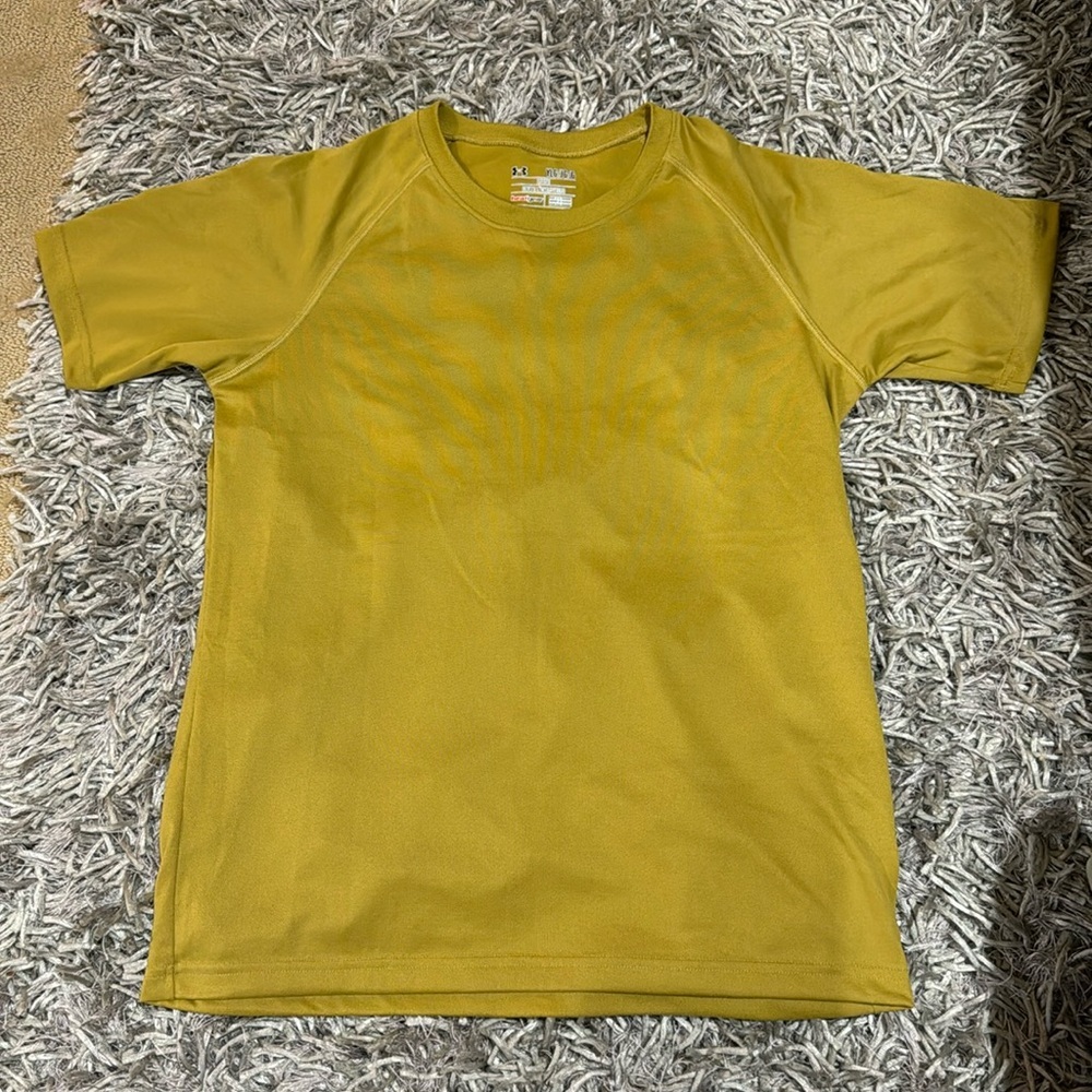 Tan Under Armour Kids Loose fit tee. Dri-Fit‎ material. Kids L.
